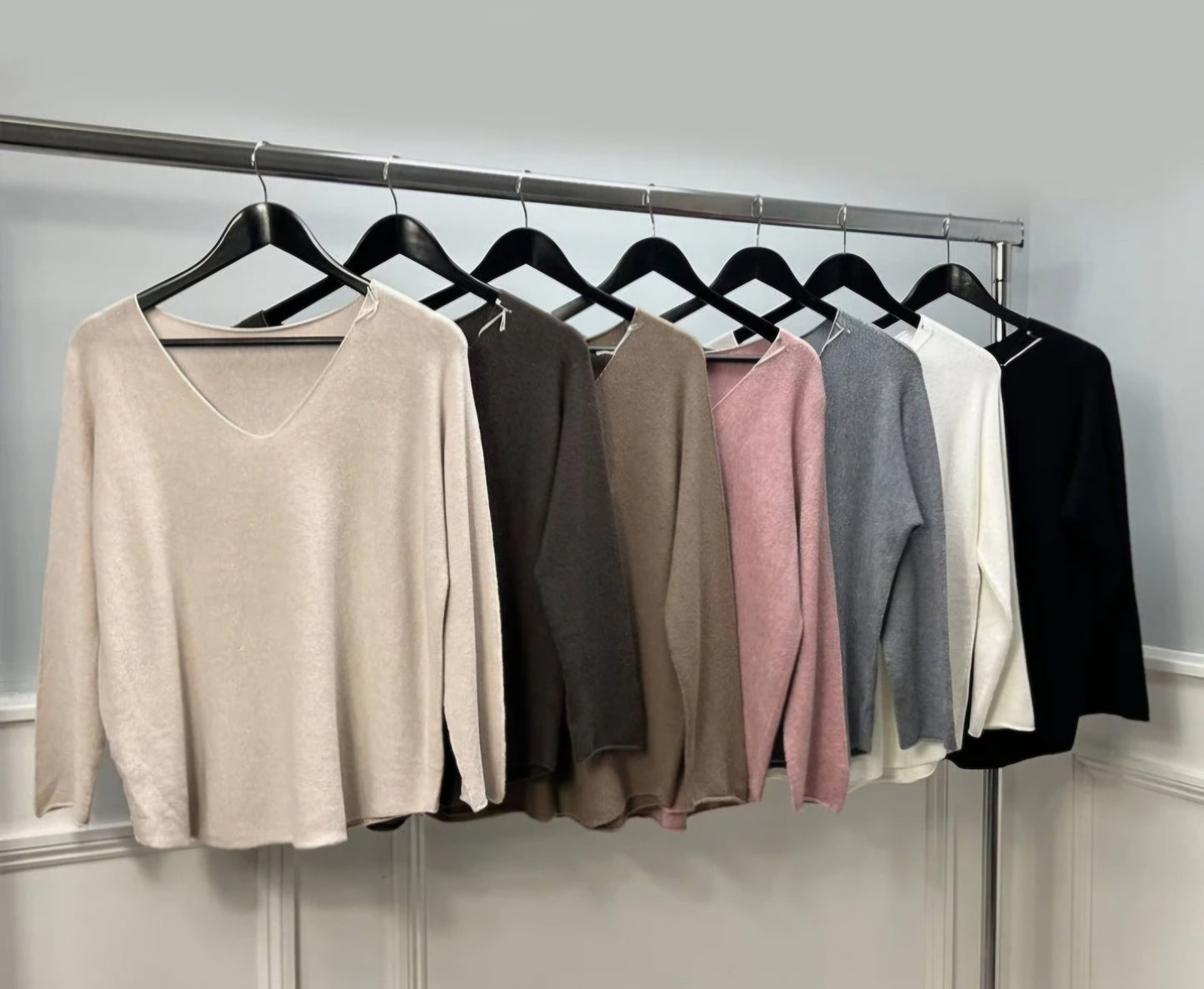 ROCHELLE Basic V-Neck Knit